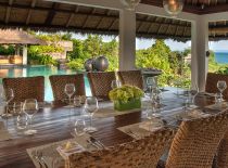 Villa Seseh Beach Villas, Comedor al aire libre
